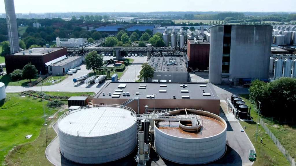 Carlsberg’s Total Water Management plant in Fredericia, Denmark uses anaerobic and aerobic wastewater treatment. The anaerobic tank on the left produces biogas, which Carlsberg uses to produce heat for the brewing processes, adding another layer of sustainability to the project.